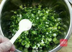 Illustration of how to make scallion pancake 5