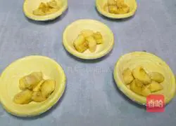 Illustration of how to make banana egg tart 9