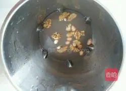 Illustration of how to make peanut walnut rice paste 4