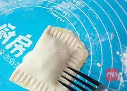 Illustration of how to make banana pie with dumpling skin 7