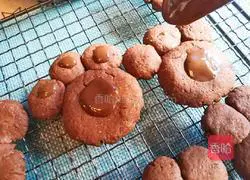 Illustration of how to make bear paw biscuits 15