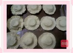 Illustration of how to make egg tart crust fruit pie 7