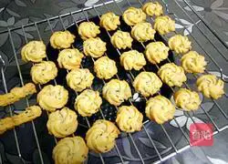 Illustration of how to make scallion oil cookies 11