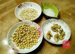 Illustration of how to make walnut oat soy milk 1 