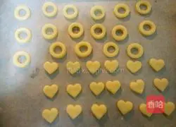 Illustration of how to make Chinese Valentine's Day love ring biscuits 11