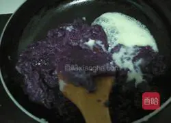 Illustration of how to make purple sweet potato filling 4