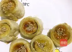 Illustration of how to make hand cake version of banana pie 5