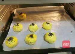 Illustration of how to make taro paste, meat floss and egg yolk cake (egg tart skin version) 9
