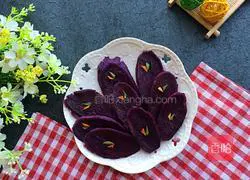 Illustration of how to open purple sweet potato 7