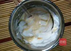 Illustration of how to make chiffon cake 9
