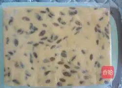 Illustration of how to make raisin biscuit bars 10