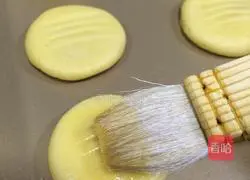 Illustration of how to make meat floss biscuits 13