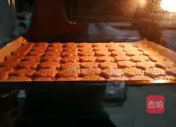 Illustration of how to make rye whole wheat powder monkey mushroom biscuits 6