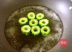 Illustration of how to make bitter melon stuffed with purple sweet potato 4