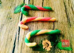  Illustration of how to make colorful walking stick biscuits 15