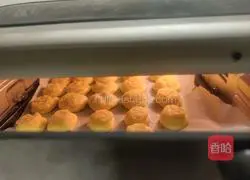 Illustration of how to make strawberry cream puffs 15