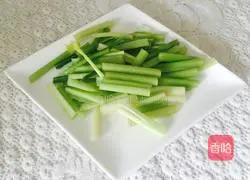 Illustration of how to stir-fry walnuts with celery 5