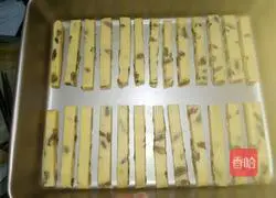 Illustration of how to make raisin biscuit bars 11