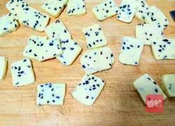 Illustration of how to make black currant cookies (half sugar) 3