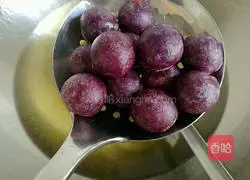Illustration of how to make purple sweet potato balls 16