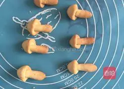 Illustration of how to make Caiguliang's small mushrooms 9
