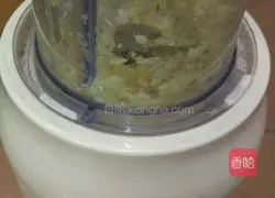 Illustration of how to mix eggs with ginger juice and walnuts 3