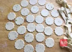 Illustration of how to make chive soda crackers 10