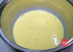 Illustration of how to make banana egg tart 5