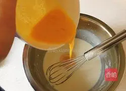 Illustration of how to make banana egg tart (whole egg method) 6