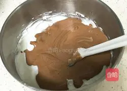 Illustration of how to make oil-free cocoa chiffon cake 17