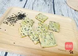 Illustration of how to make sugar-free black sesame soda biscuits 4