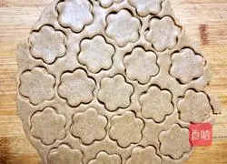 Illustration of how to make rye whole wheat flour monkey mushroom biscuits 4