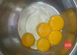 Egg yolk biscuits.Illustration of how to make 1