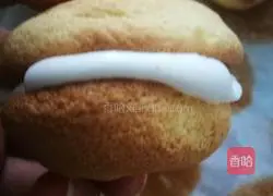 Illustration of how to make matcha chocolate sandwich pie 7