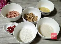 Illustration of how to make puzzle walnut porridge 1