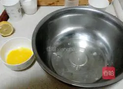 Illustration of how to make paper cup orange raisin cake 2