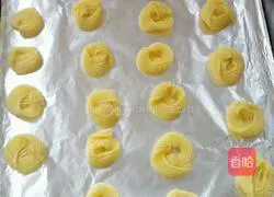 Illustration of how to make original (strawberry jam) cookies 9