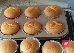 Illustration of how to make chiffon cupcakes 12