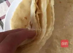 Illustration of how to make shredded potato burritos 7