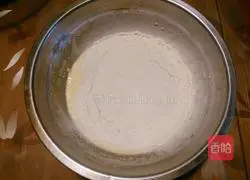 Illustration of how to make banana cake roll 4