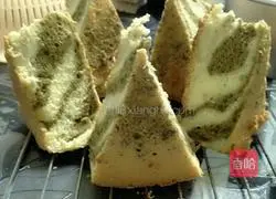 Matcha flavored zebra pattern chiffon Cake recipe illustration 13
