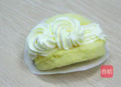 Illustration of how to make the popular Korean strawberry cake roll 8