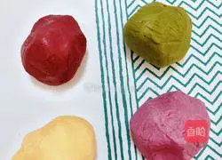 Illustration of how to make spiral egg yolk cake 9