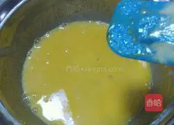 Illustration of how to make cream strawberry cake roll 3