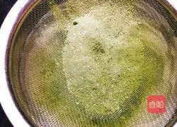 Illustration of how to make matcha trunk cake roll 10