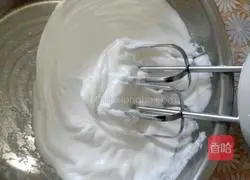 Illustration of how to make buttery yellow peach cake roll 9