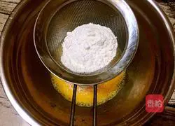 Illustration of how to make meat floss salad cake rolls 5