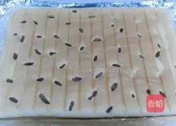 Illustration of how to make raisin jam cake roll 17