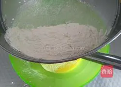 Illustration of how to make chiffon cake embryo (6 inches) 4