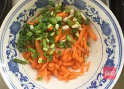 Illustration of making carrot shredded cake 2